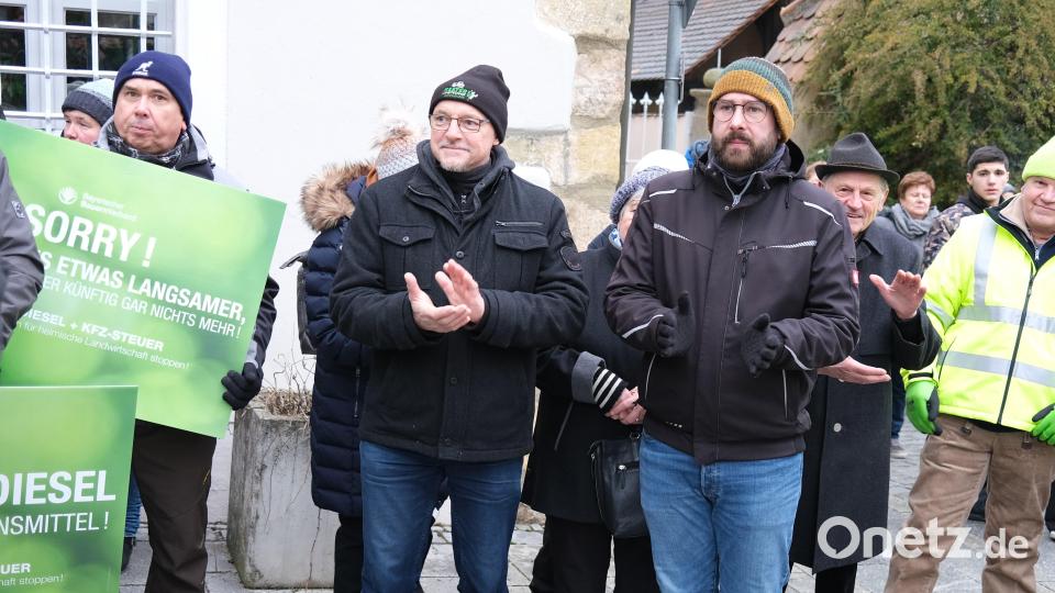 Immer wieder gibt es Beifall der Umsetehenden für die Redner der Kundgebung. Bild: Hirsch