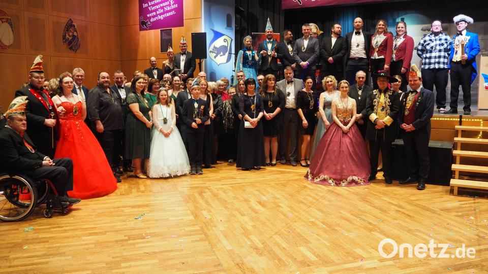 Verdiente Persönlichkeiten wurden mit dem Orden des Neustädter Faschingsvereins ausgezeichnet. Bild: krb