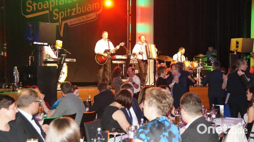Die &quot;Stoapfälzer Spitzbuam&quot; heizen den Ballbesuchern gehörig ein Bild: wel