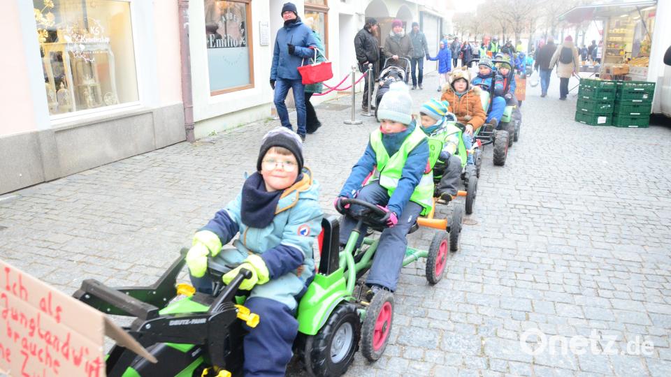 Kinderbulldog-Konvoi durch die Fußgängerzone. Bild: Kunz