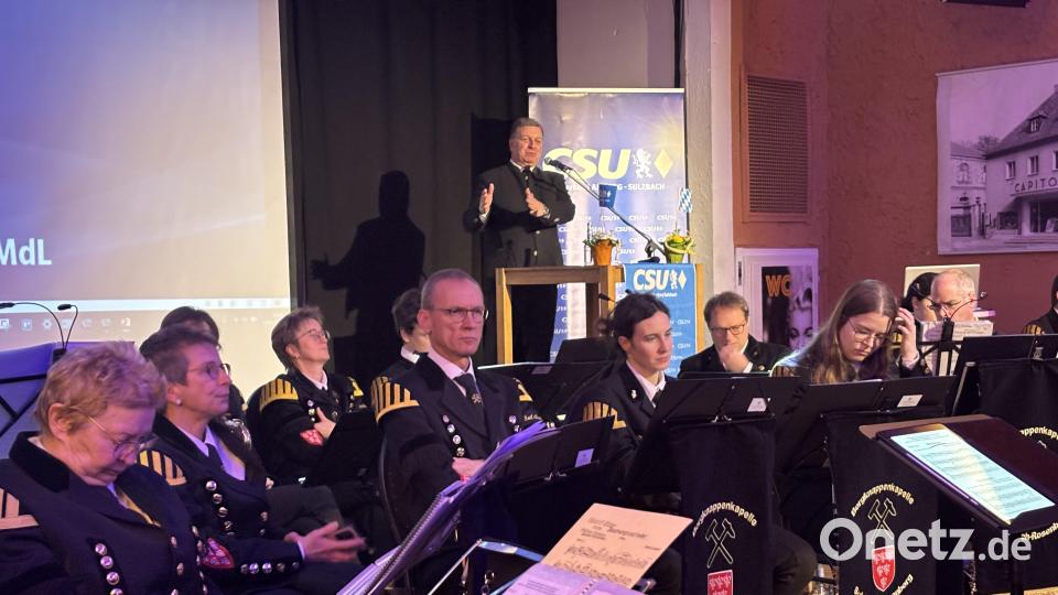 Staatsminister Christian Bernreiter bei seiner Rede im Capitol. Im Vordergrund Musiker der Bergknappenkapelle. Bild: ge