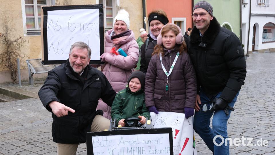 BBV-Präsident Günther Felßner (links) und sein Stellvertreter Ely Eibisch (rechts) machen sich bei der Demonstration in Nabburg für die bäuerlichen Familienbetriebe stark. Bild: Hirsch