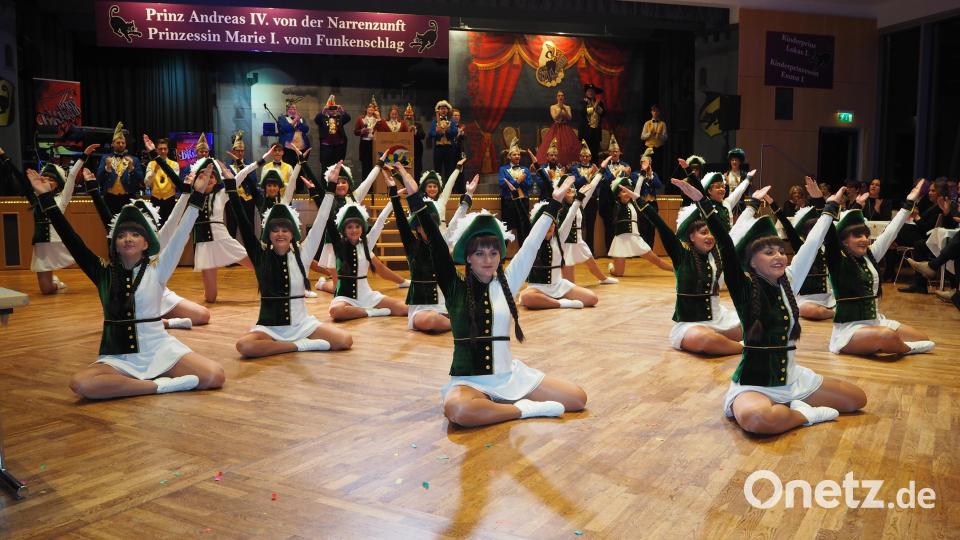 Mit einem tollen Tanz verzaubert die Prinzengarde beim Inthronisationsball die Besucher. Bild: krb