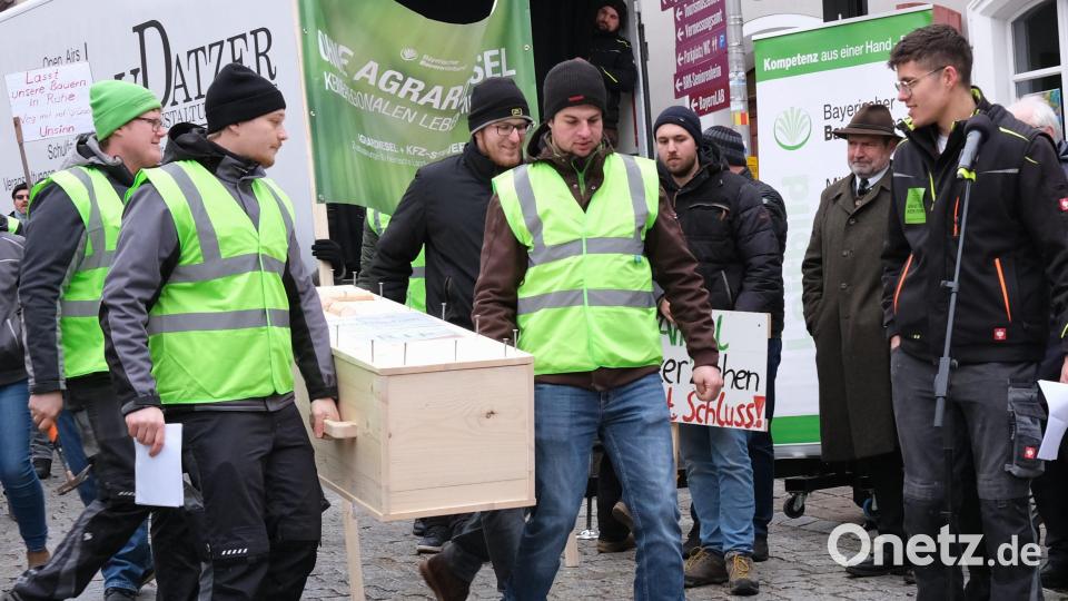 Die Jungbauernschaft sorgt mit ihrer Sargnagel-Aktion für Aufmerksamkeit. Bild: Hirsch