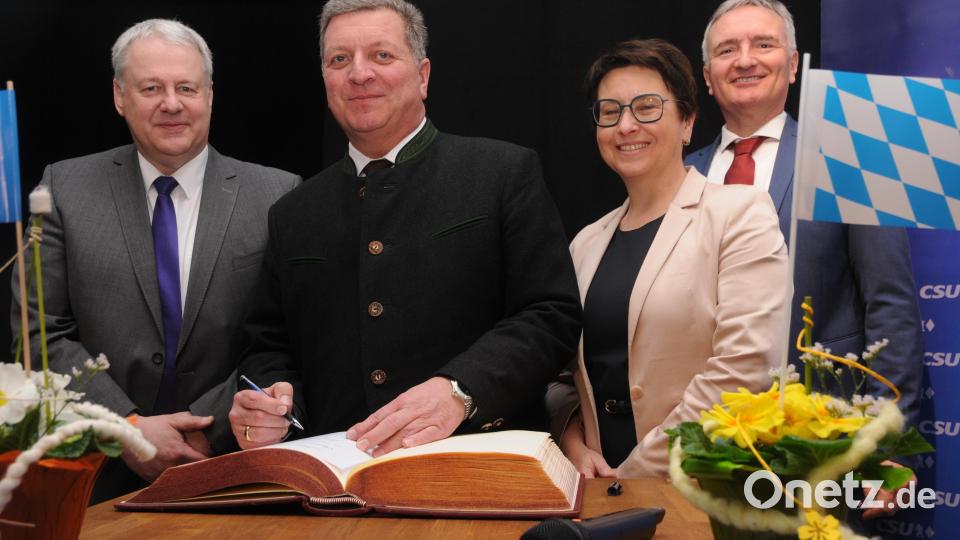 Eintrag ins Goldene Buch des Landkreises: Von links Landrat Richard Reisinger, Minister Christian Bernreiter, Bundestagsabgeordnete Susanne Hierl, Kreisvorsitzender Harald Schwartz. Bild: ge
