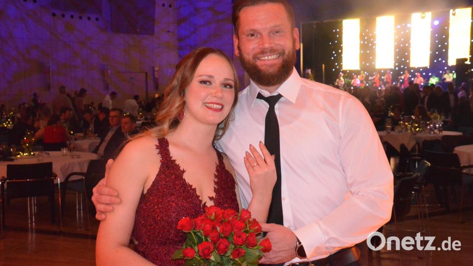 Felix mit seiner Verlobten Dara nach dem Heiratsantrag. Bild: Kunz