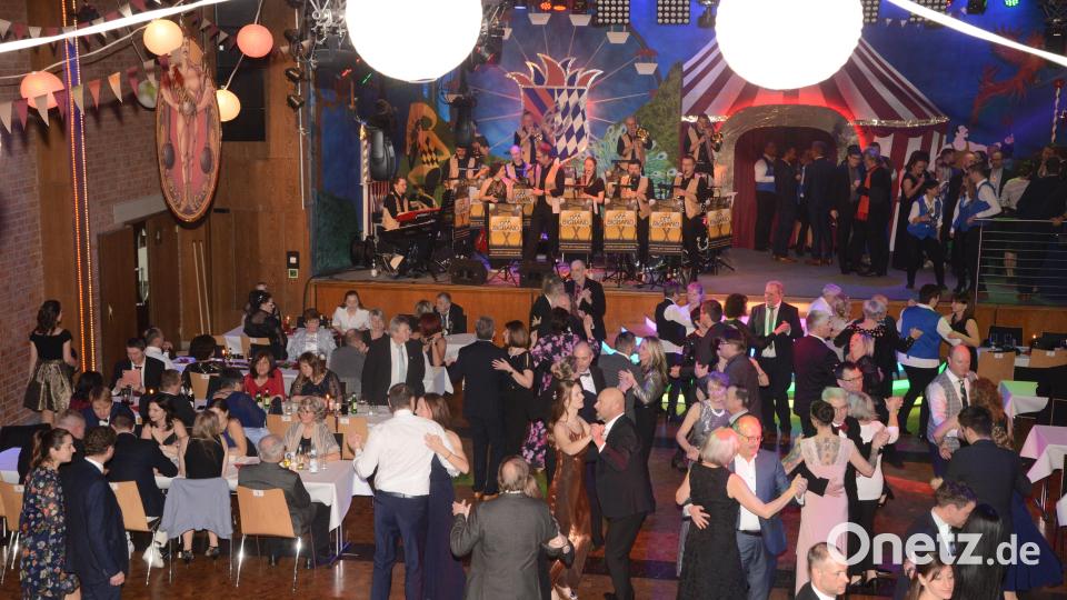 Als die OM-Bigband loslegt, füllt sich in Windeseile die Tanzfläche. Beachtenswert die wunderschöne Bühnendekoration mit dem sich drehenden Riesenrad und einem zeichnerischen Ausflug in Richtung Eiffelturm. Bild: bey