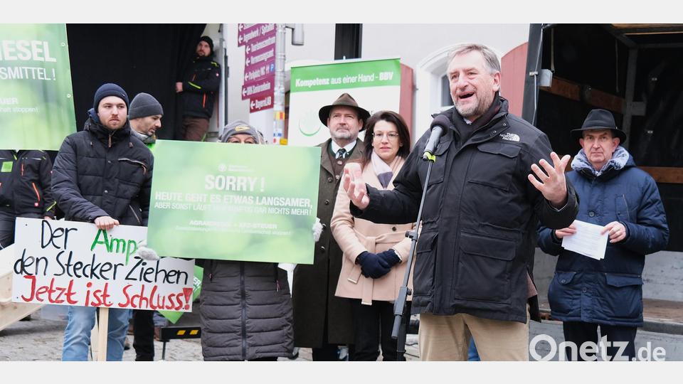BBV-Präsident Günther Felßner (am Mikrofon) kündigt eine Fortsetzung der Proteste an, sollte die Bundesregierung nicht &quot;komplett&quot; einlenken. Bild: Hirsch