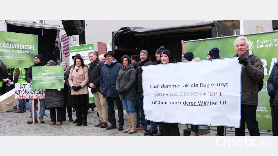 Auf dem Marktplatz versammeln sich die Demonstranten mit den Verbandsvertretern zur Kundgebung. Bild: Hirsch