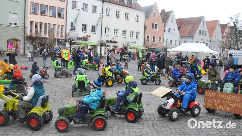 Der Kinderbulldog-Konvoi fährt am Samstag durch die Fußgängerzone. Bild: Kunz