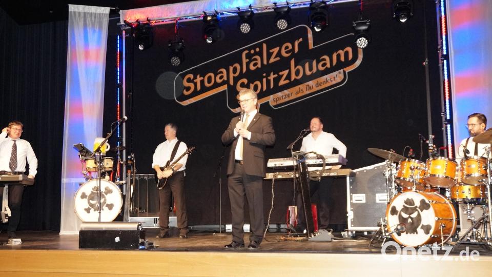 Bürgermeister Martin Birner begrüßt die zahlreichen Ballbesucher Bild: wel