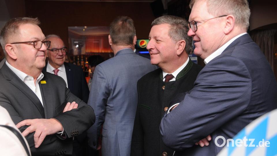 Staatsminister Christian Bernreiter (Mitte) im Gespräch mit Bezirksrat Martin Preuß (links) und Ambergs Oberbürgermeister Michael Cerny. Bild: ge