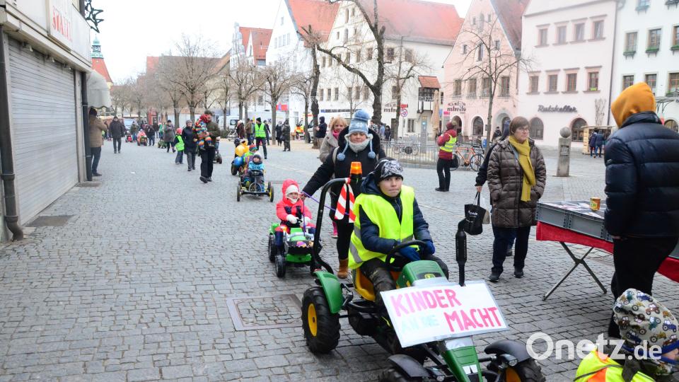 Kinderbulldog-Konvoi durch die Fußgängerzone. Bild: Kunz