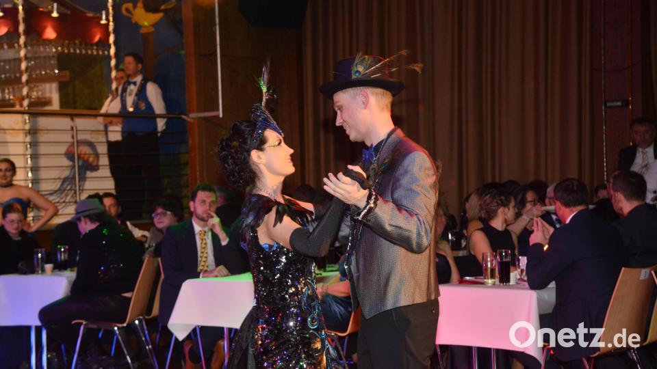 Das Prinzenpaar Thomas VII. und Vanessa II. gibt offiziell die Tanzfläche für die Ballgäste frei. Bild: bey