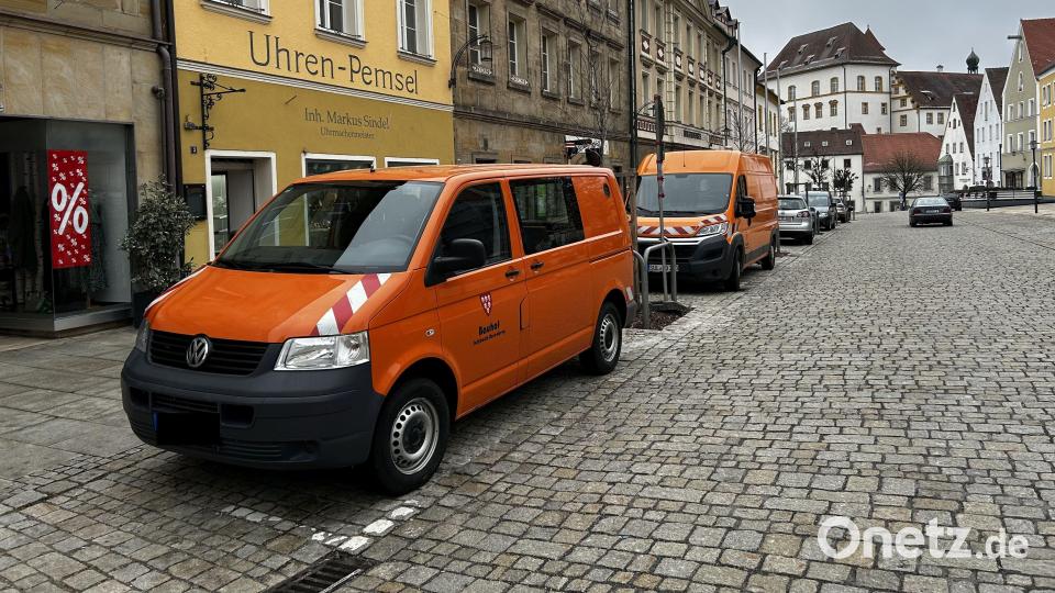 Die Fahrzeuge des Bauhofes stehen bereit, um Wahlunterlagen aus den Stimmbezirken ins Wahlamt zu bringen. Bild: Andreas Royer