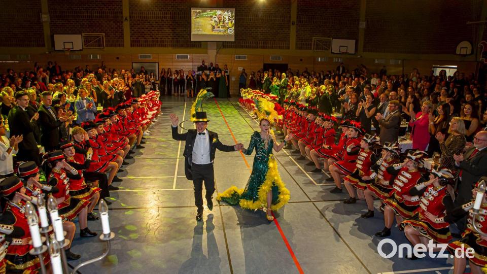 Ein ergreifender Moment: Durch ein Spalier der vielen Tänzerinnen und Tänzer zog das Prinzenpaar in die Mehrzweckhalle ein. Bild: Michael Schade