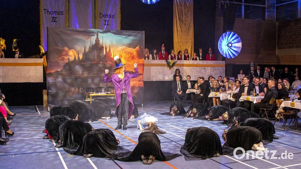 Schautanz der Prinzengarde &quot;Alice im Wunderland&quot;. Bild: Michael Schade