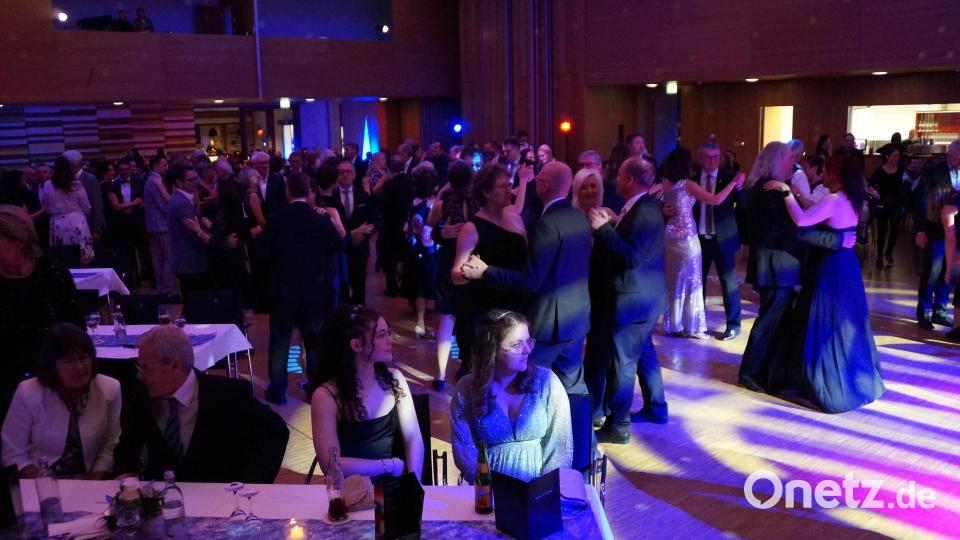 Die Tanzfläche ist beim Stadtball in der Neunburger Schwarzachtalhalle stets bevölkert. Bild: wel