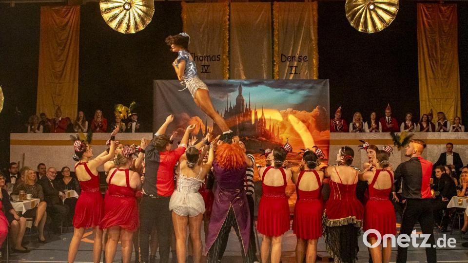 Mia Richter als &quot;Alice im Wunderland&quot; mit spektakulären Akrobatikeinlagen. Bild: Michael Schade