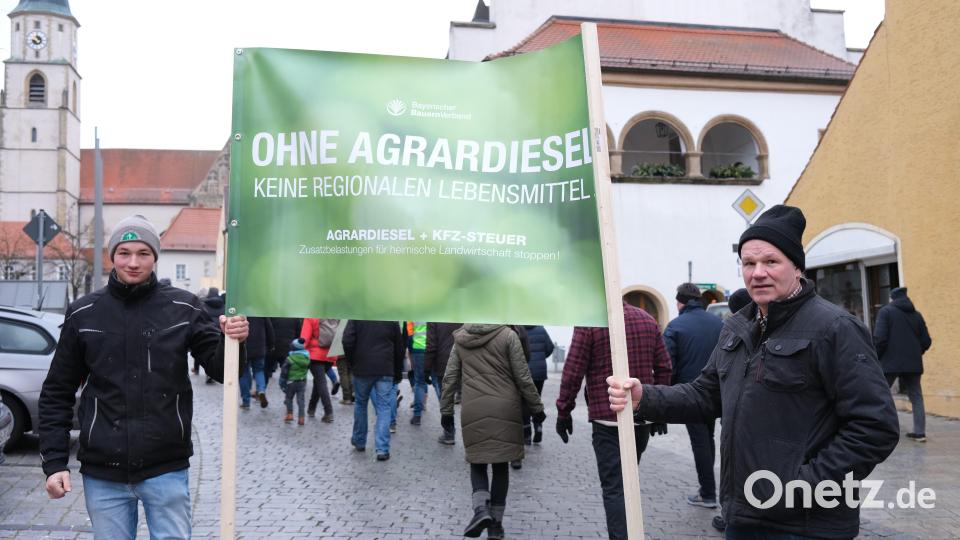 Auf Transparenten bringen die Landwirte ihren Unmut zum Ausdruck. Bild: Hirsch