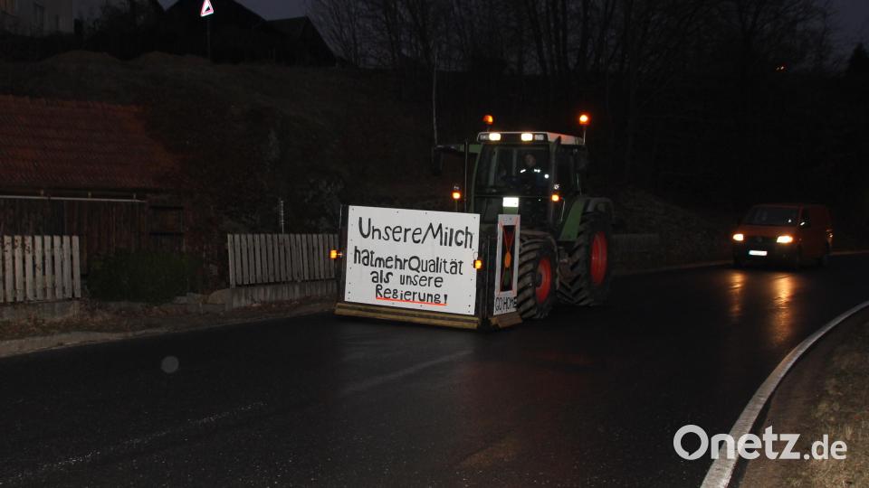 Mit kernigen Sprüchen auf Schildern äußerten Landwirte ihren Unmut. Bild: frd