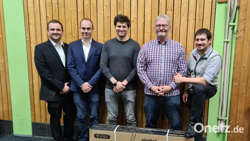 Matthias Fenzel aus Gerhardsberg (Mitte) gewinnt das Turnier und verweist Peter Mauritz aus Edelsfeld (Zweiter von rechts) und Dennis Marx aus Neukirchen (rechts) auf die Plätze zwei und drei. Die Turnierleiter Richard Pilhofer und Florian Hollederer (von links) gratulieren. Bild: FFW Etzelwang