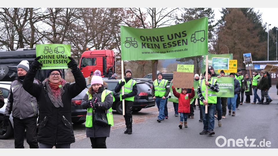 Auch viele Bäuerinnen reihen sich mit ihren Kindern in den Protestzug ein. Bild: Hirsch