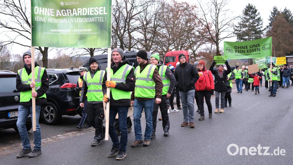 Die Bauern lassen ihre Traktoren stehen und demonstrieren zu Fuß. Bild: Hirsch