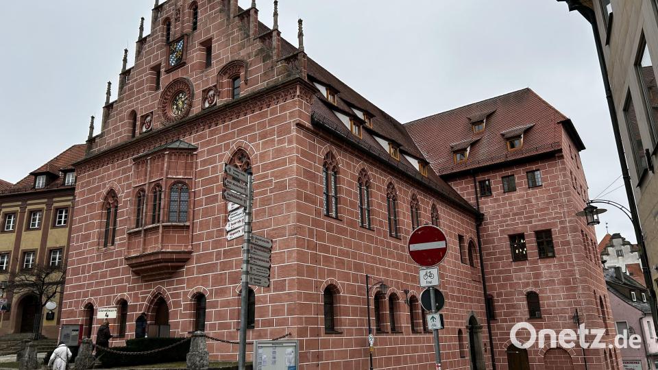 Im Stimmbezirk 4 im Rathaus herrschte am Sonntag zwar reger Betrieb, aber insgesamt konnte das Wahlamt bis 13 Uhr nur eine Wahlbeteiligung von 30 Prozent vermelden., Bild: Andreas Royer