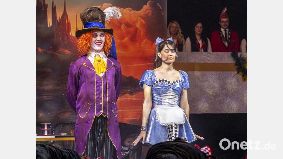 Mia und Thimo als Alice und Hutmacher. Bild: Michael Schade