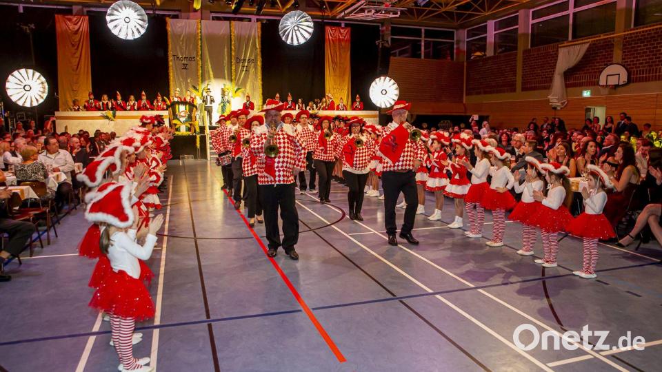 Einmarsch mit Fanfaren-Bläsern. Bild: Michael Schade