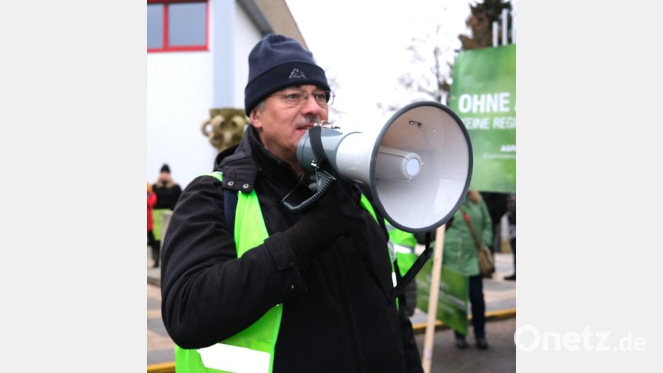 BBV-Kreisgeschäftsführer Josef Wittmann skandiert die Sprechchöre: &quot;Nicht vergessen, wir liefern das Essen&quot;. Bild: Hirsch