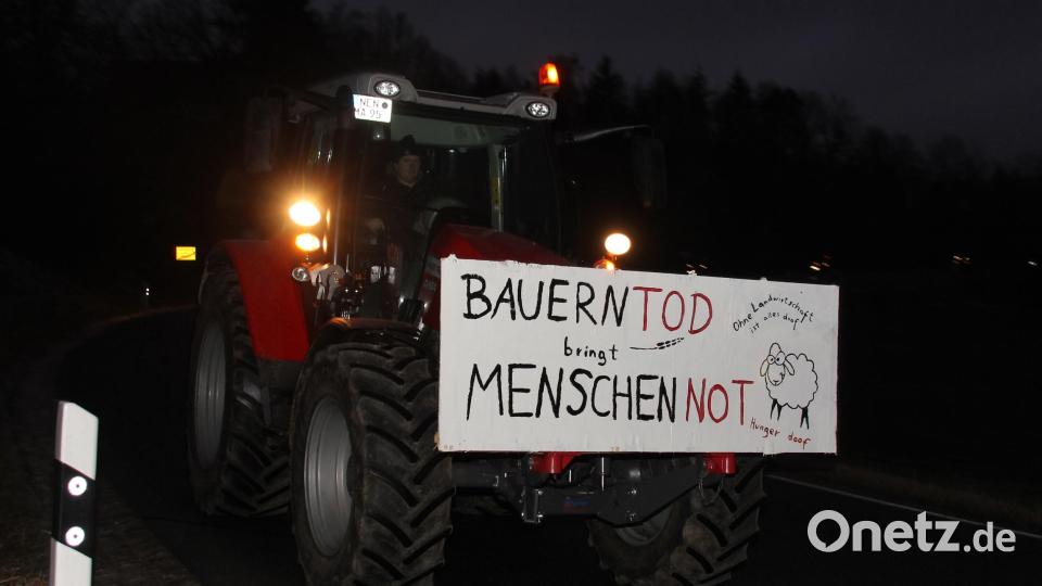 Mit kernigen Sprüchen auf Schildern äußerten Landwirte ihren Unmut. Bild: frd