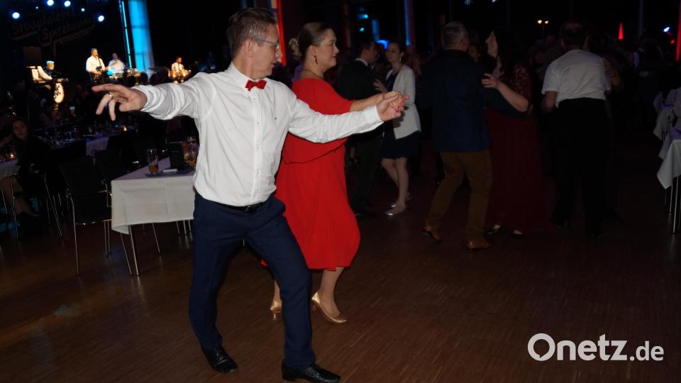 Neben den Standardtänzen gibt es auch extravagante Tanzformationen zu sehen Bild: wel