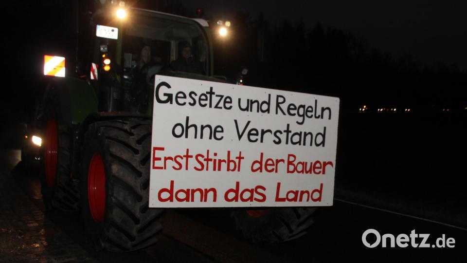 Mit kernigen Sprüchen auf Schildern äußerten Landwirte ihren Unmut. Bild: frd
