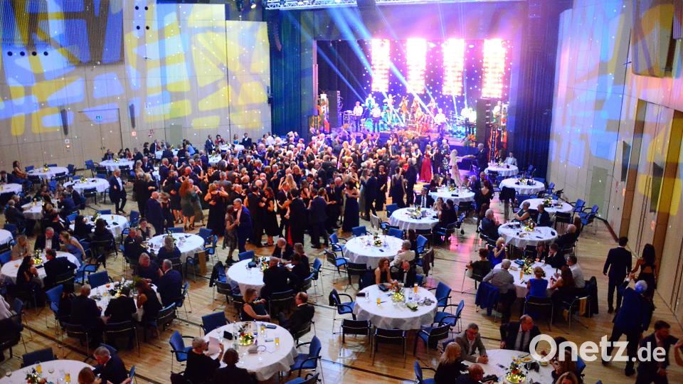 Die Max-Reger-Halle strahlt für die Hunderten Gäste beim Stadtball. Bild: Kunz