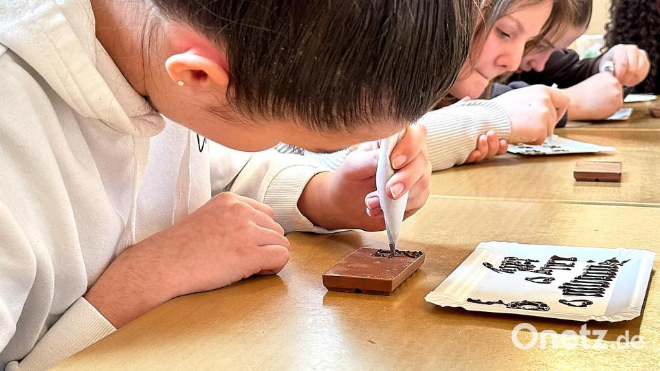 Hier hilft kein Tipp-Ex oder Tintenkiller - bei der Beschriftung von Leckereien mit Schokolade sollte nichts schiefgehen. Dank der guten Einweisung durch die Konditorei Weber lief alles glatt. Bild: Peter Ringeisen