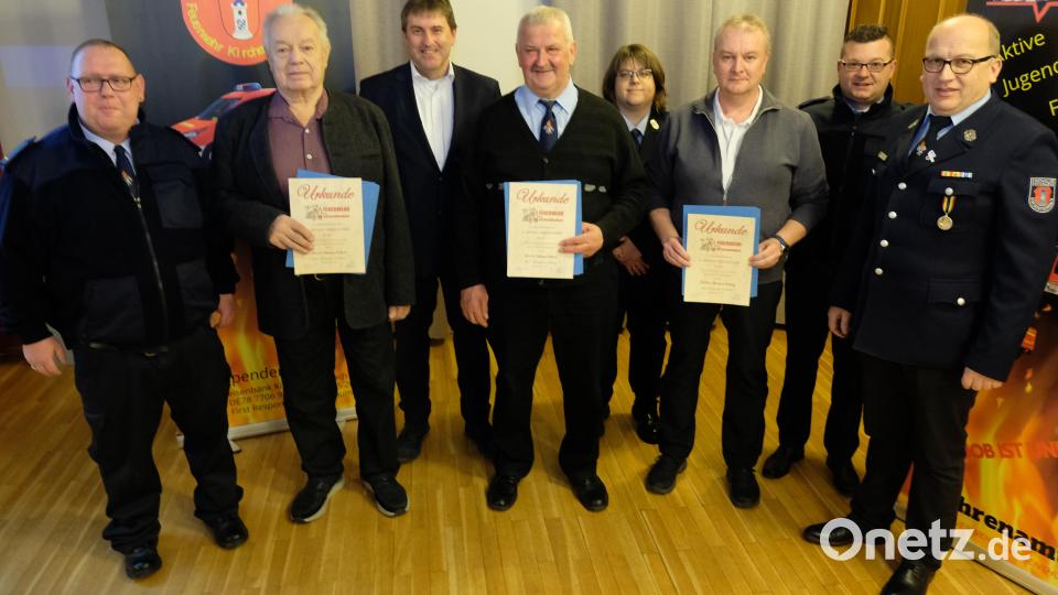 Bis zu Auszeichnungen für 70-jährige Mitgliedschaft reichen die Ehrungen, die Zweiter Bürgermeister Ewald Plößner und die Feuerwehr-Führungskräfte vornehmen. Bild: do