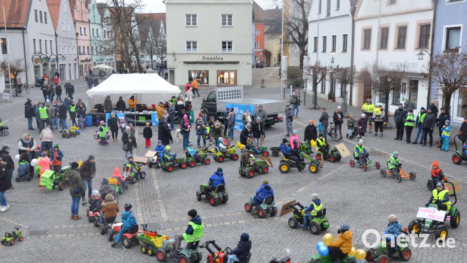 Der Kinderbulldog-Konvoi fährt am Samstag durch die Fußgängerzone. Bild: Kunz