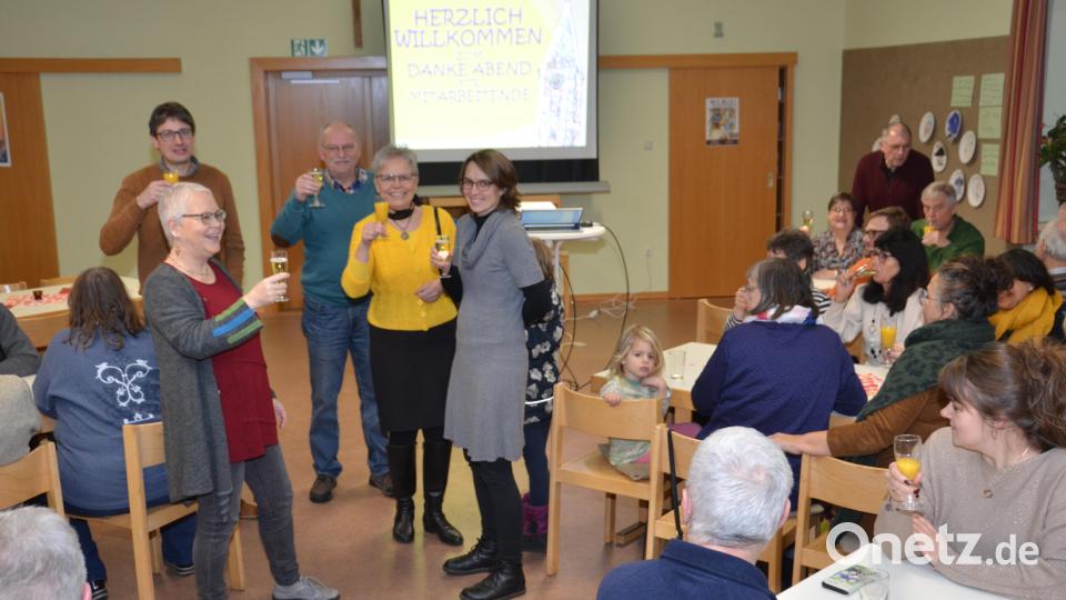 Beim Mitarbeiterdankabend der Evangelischen Kirchengemeinde wurde nicht nur das Miteinander demonstriert, sondern auch viel Fröhlichkeit auf allen Ebenen. Stadtpfarrerin Carmen Riebl (rechts) kann sich auf ihre Helfer verlassen. Bild: dob