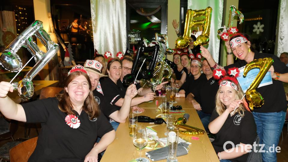 Stimmung pur herrscht am Tisch der Blaskapelle, die mit ihren T-Shirts auf ihr diesjähriges, 50-jähriges Vereinsjubiläum hinweisen. Bild: mab