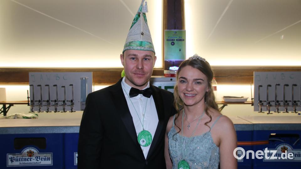 Vor dem großen Auftritt stärkten sich Patrick I. und Stefanie I. in der Bar. Bild: sne