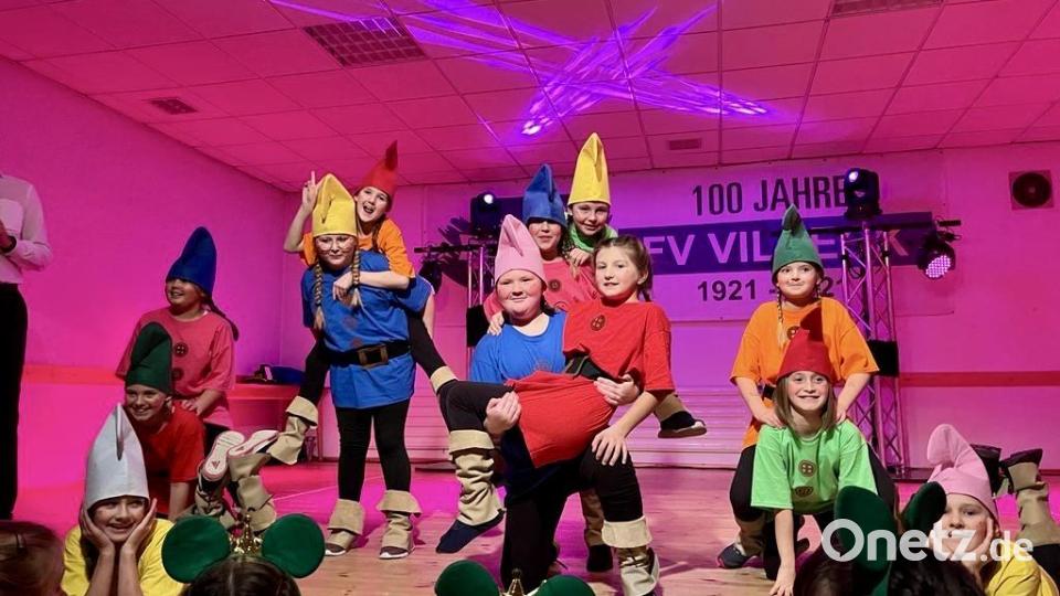 Die Kindergarde überrascht mit einer lustige Zwergeneinlage. Bild: Stefanie Gradl