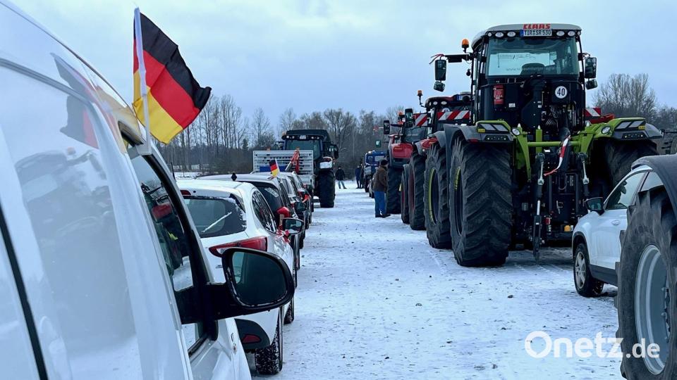 Rund 80 Fahrzeuge beteiligen sich laut Angaben der Polizei am ersten Autokorso am Montag um 11.30 Uhr. Bild: Gabi Schönberger