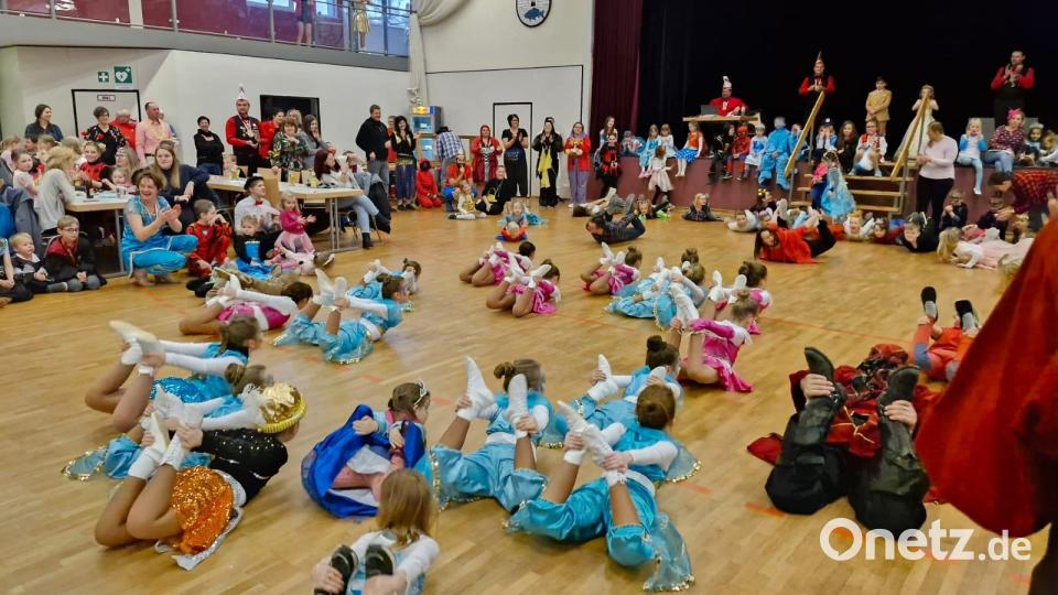 Beim ersten Kinderfasching in Nabburg wird viel getanzt, wie zum Beispiel die Robbe. Bild: Wiesgickl/exb