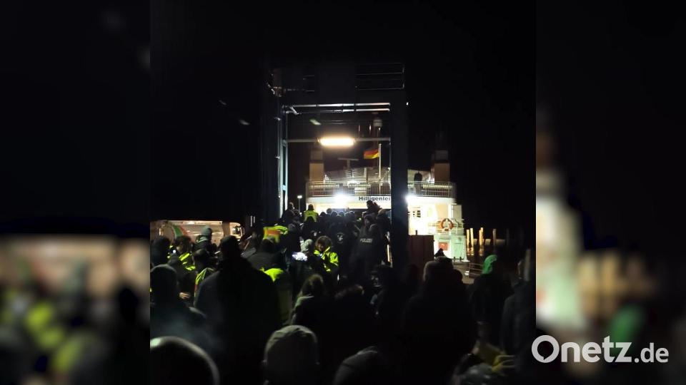 Wütende Bauern hindern Vizekanzler Robert Habeck (Grüne) in Schlüttsiel in Schleswig-Holstein am Verlassen einer Fähre. Bild: dpa/WestküstenNews