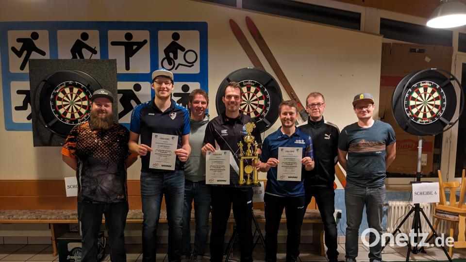 Die Abteilung Darts des SV Freudenberg kürt erstmals ihre Vereinsmeister (von links): stellvertretender Abteilungsleiter Darts Georg Binner, Kai Schuller, Zweiter SV-Vorsitzender Florian Neiß, Sieger Michael Roith, Lukas Hirsch, Erster SV-Vorsitzender Andreas Koch, Dritter SV-Vorsitzender Matthias Tafelmeier. Bild: koa