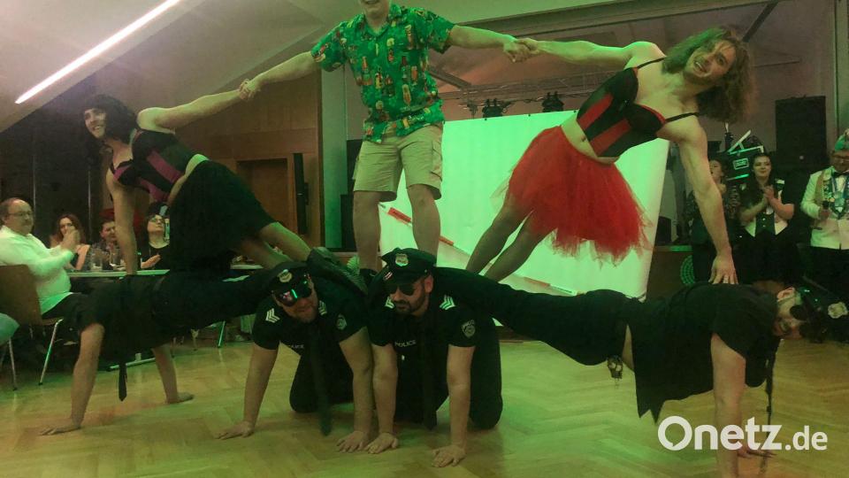 Tolle Figuren gabs beim Männerballet. Bild: Hammerleser Faschingsverein