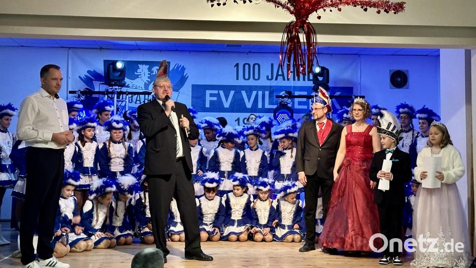 Ein farbenfrohes Bild präsentieren die Akteure auf der Bühne (von links): Moderator Jonny Rumpler, Bürgermeister Hans-Martin Schertl, Prinz Stefan I. und Prinzessin Johanna I. sowie das Kinderprinzenpaar Basti I. und Emma I. Im Hintergrund die 46 Gardemädchen des FV Vilseck. Bild: Stefanie Gradl