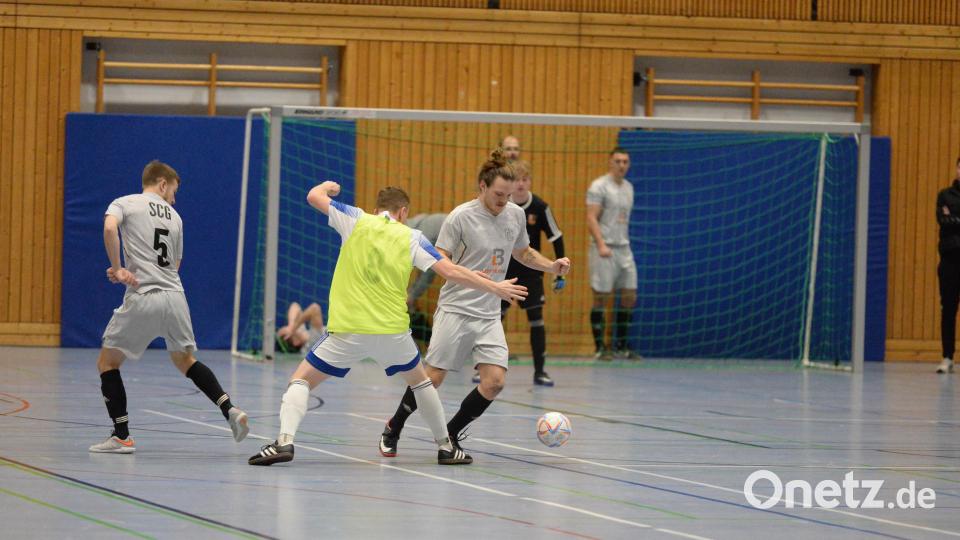 Im Finale trafen der SV Raigering (gelbe Leibchen) und der SC Germania Amberg aufeinander. Bild: Andreas Brückmann
